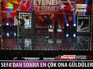 BÜTÜN SALONU KAHKAHAYA BOĞDU