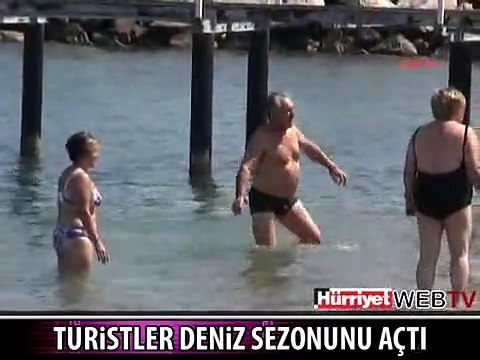KEMER'DE TURİSTLER DENİZ SEZONUNU AÇTI