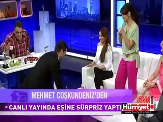 MEHMET COŞKUNDENİZ'DEN CANLI YAYINDA EŞİNE SÜRPRİZ