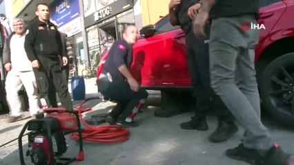 Otomobilin motor kısmına giren yavru kedi böyle kurtarıldı