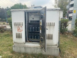 'TEKNİK BAKIM YAPIYOR' GİBİ DAVRANARAK 1 MİLYON TL DEĞERİNDEKİ 400 AKÜYÜ ÇALDILAR