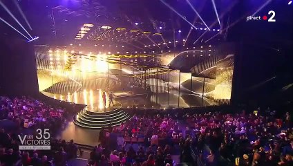 Lomepal chante "Trop beau" en live