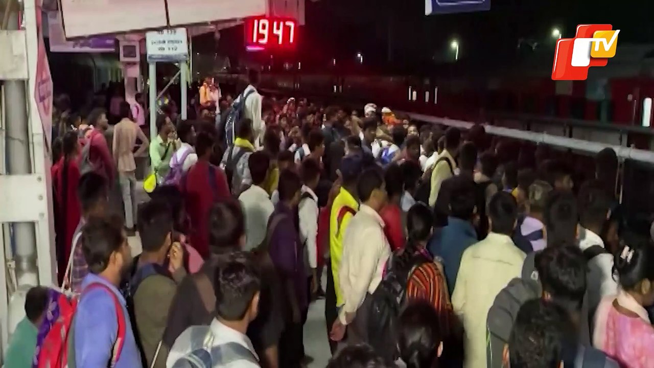 PET 2022 - Aspirants Brave Huge Rush In Train To Appear Exam In Sitapur, UP