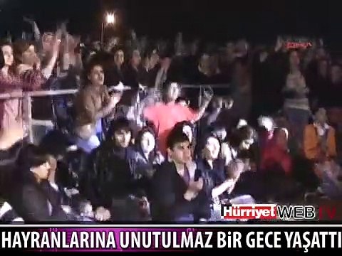 20 BİN KİŞİYİ ŞARKILARIYLA COŞTURDU