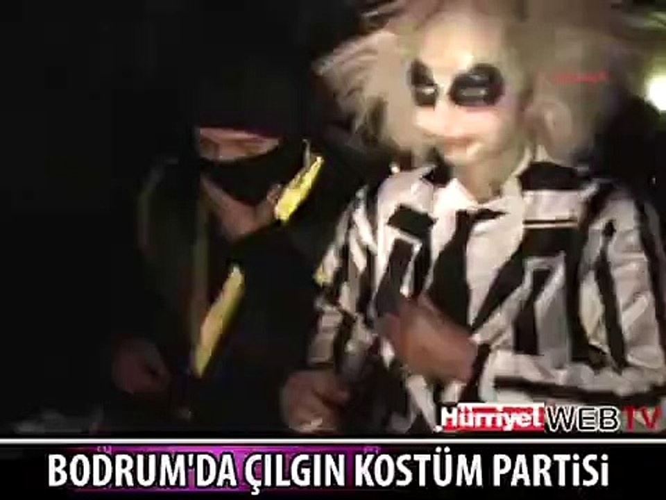 BODRUM'DA ÇILGIN KOSTÜM PARTİSİ