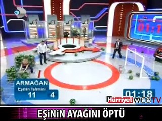 EŞİNİN AYAĞINI ÖPTÜ