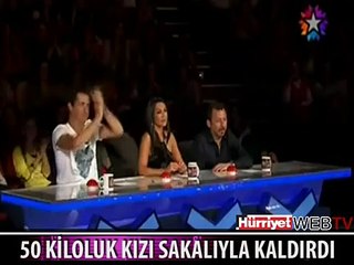 50 KİLOLUK KIZI BÖYLE KALDIRDI