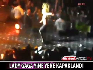 LADY GAGA YİNE YERE DÜŞTÜ