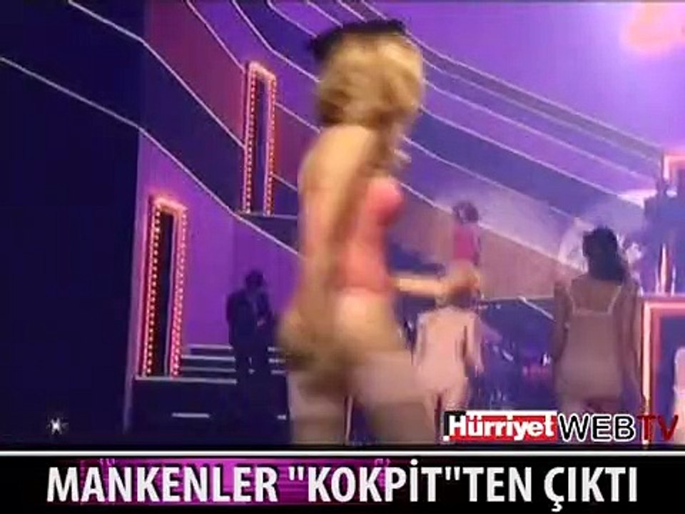 MANKENLER KOKPİTTEN ÇIKIP UÇAK PODYUMDA YÜRDÜ