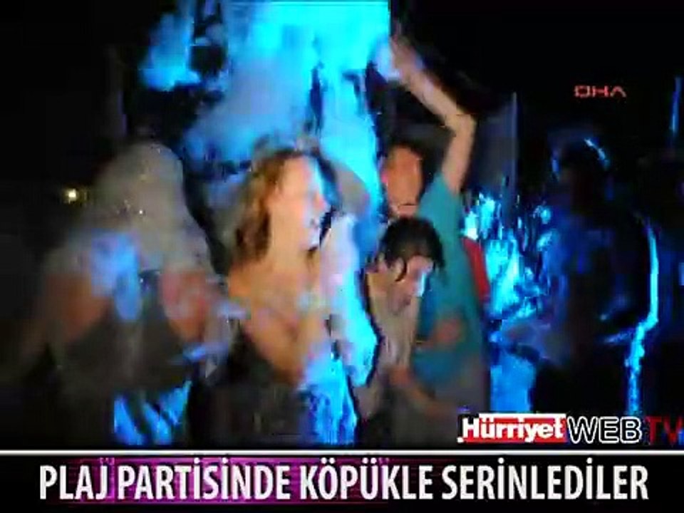 PLAJ PARTİSİNDE KÖPÜK DANSI