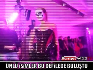 ÜNLÜ İSİMLER BU DEFİLEDE BULUŞTU