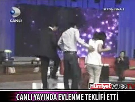 CANLI YAYINDA EVLENME TEKLİFİ ETTİ