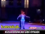 KIZLA BEBEK GİBİ OYNADI