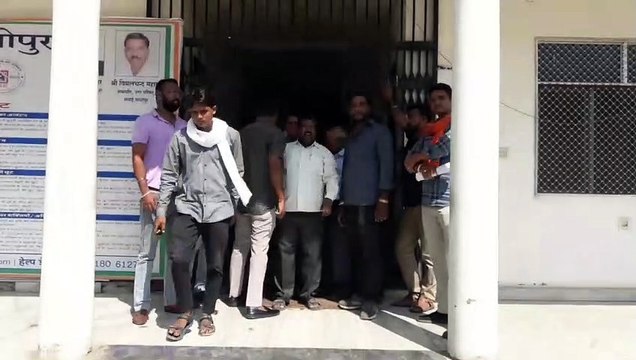 मांगों को लेकर कांग्रेस पार्षद हुए लामबंद, नगरपरिषद गेट पर जड़ा ताला..पढि़ए पूरी खबर