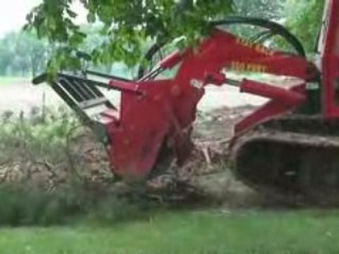 Broyage d'un arbre FMX 250 BROYAGE FORESTIER BROYEUR