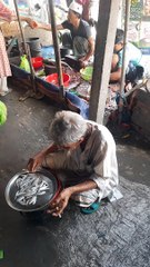 বাবার দায়িত্ব অনেক তাই তিনি বৃদ্ধ বয়সে ছোট্ট ব্যবসা করছেন