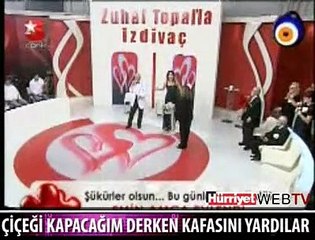 CANLI YAYINDA KAFASINI YARDILAR