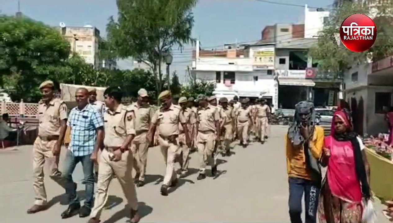 दीपावली पर्व पर शांती व कानून व्यवस्था के लिए पुलिस ने किया फ्लैग मार्च