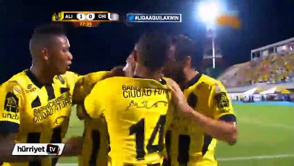 Yeşil sahada romantik teklif