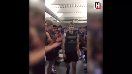 Kanseri yenip okula dönen gence arkadaşlarından muhteşem destek