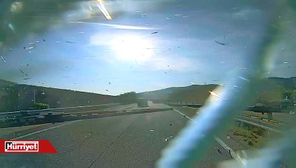 Kaza yapan otomobil fırlayıp otobüsün içine girdi