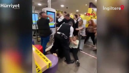 İngiltere'de polis restoranda çıkan kavgayı şok tabancasıyla ayırdı