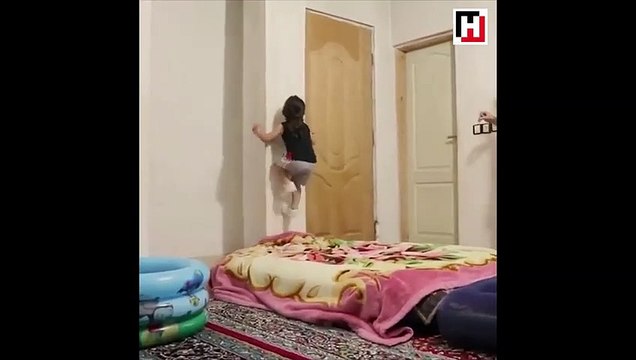 Düz duvara tırmanan örümcek çocuk!