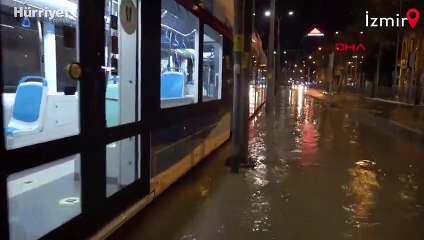 Sel sularına kapılan bir kadın, TIR'ın altında kalmaktan böyle kurtarıldı
