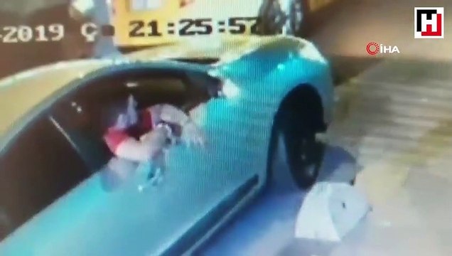 Kendilerine polis süsü vererek turisti gasp ettiler