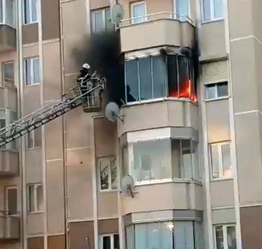 Son dakika haberleri | Tekirdağ'da korkutan yangın: İtfaiye erinin alevlerle mücadelesi kamerada