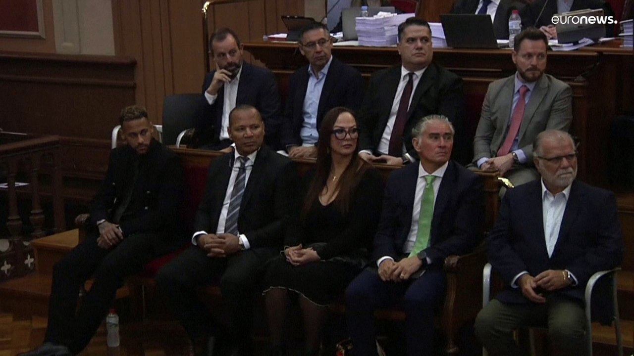 Neymar ganz in Schwarz: Fußballstar erscheint vor Gericht in Barcelona