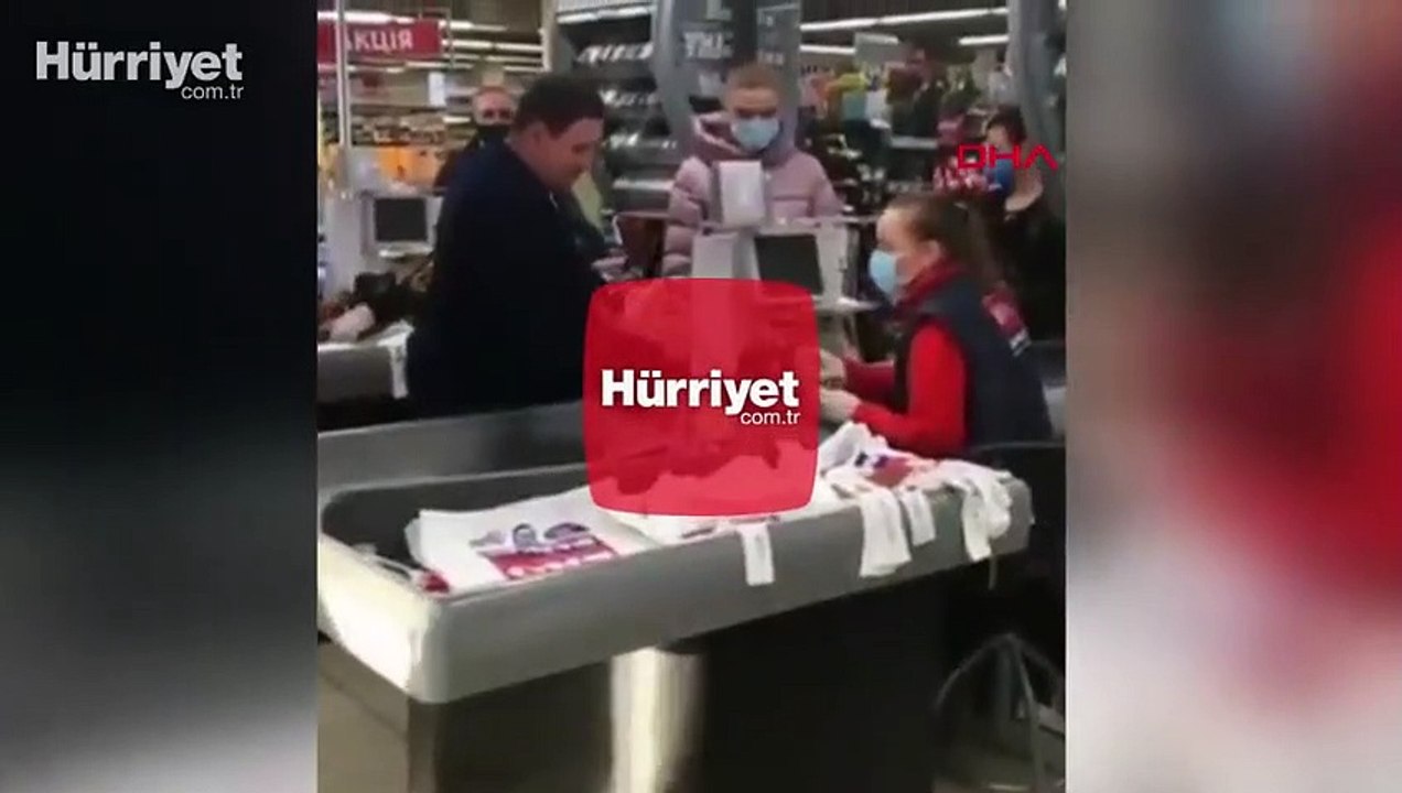 Tartıştığı kasiyere madeni para fırlattı
