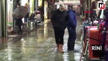 İzmir Kemeraltı Çarşısı'nda birçok iş yerini su bastı