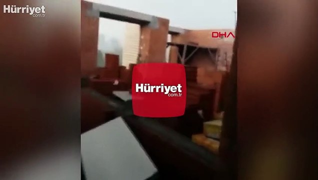 Rusya'da iki inşaat vinci binaların üzerine düştü