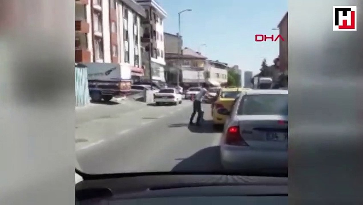 Taksici kavga ettiği kadın yolcusunu bacağından tutarak dışarıya attı