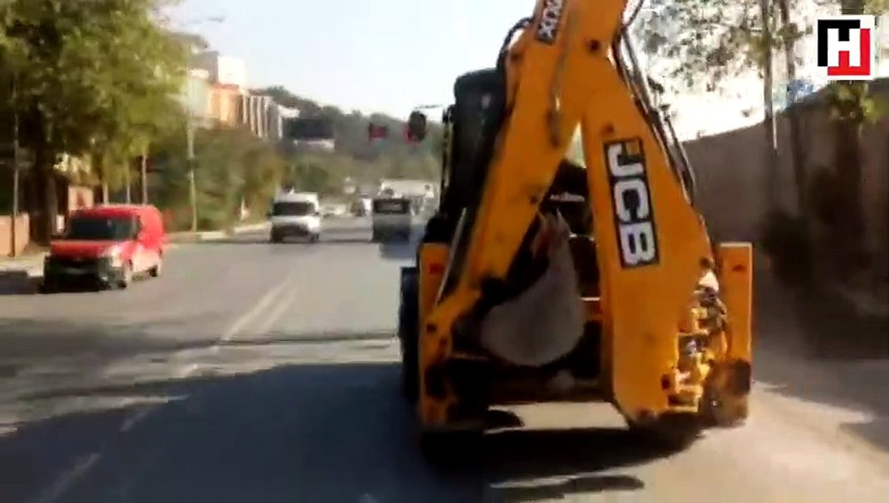 Öğrenciler okul servisi değil kepçeyle taşındı