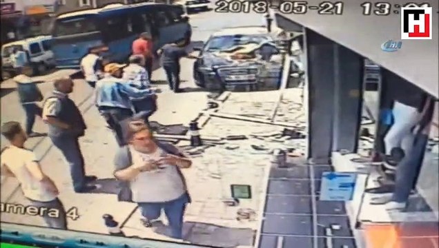 Sarıyer’de kontrolden çıkan lüks otomobil iş yerine böyle daldı