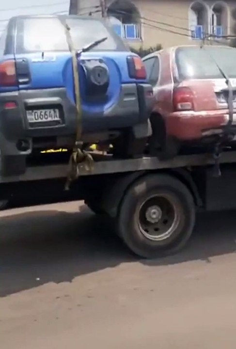 Un camion qui tire beaucoup de voiture en panne... sacré chargement