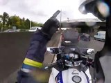 Des motards de la police escortent une ambulance à paris... impressionnant