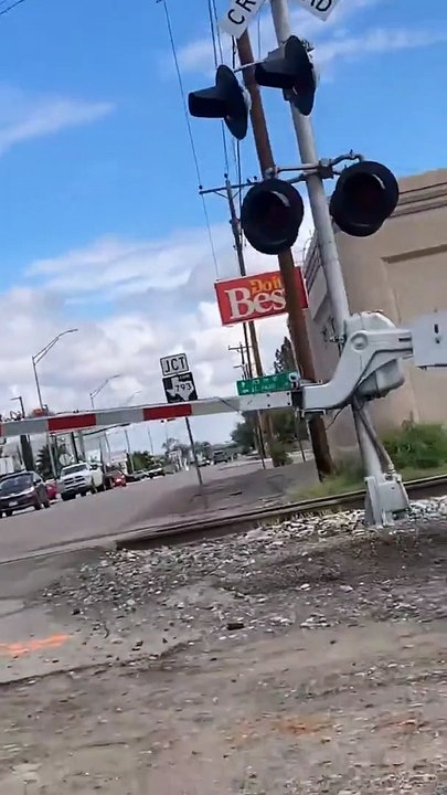 Un énorme camion se retrouve coincé sur la voie ferrée...