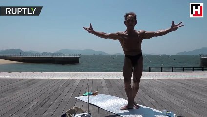 82 yaşındaki adamın kaslı vücudu görenleri şaşırtıyor