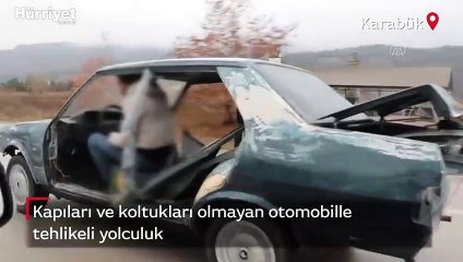 Kapıları ve koltukları olmayan otomobille tehlikeli yolculuk