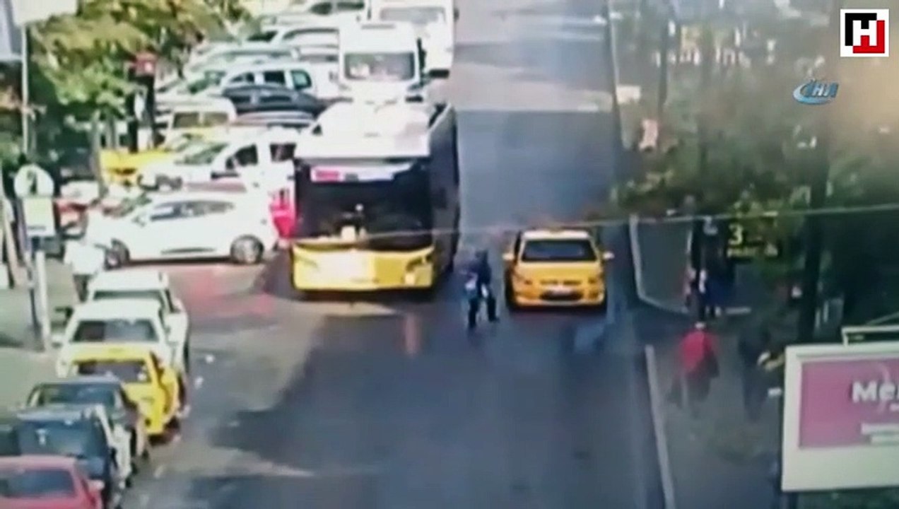 Otobüsten inen kadın seyir halindeki taksiye çarptı