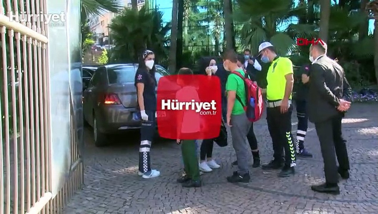 Kağıthane'de öğrenci servisine otomobil çarptı 3 öğrenci hafif şekilde yaralandı