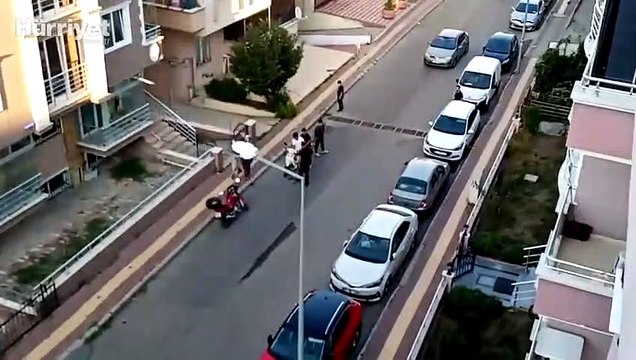 Sokak ortasında yolunu kesip darp ettiler