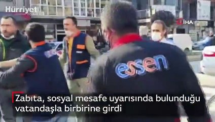 Zabıta, sosyal mesafe uyarısında bulunduğu vatandaşla birbirine girdi