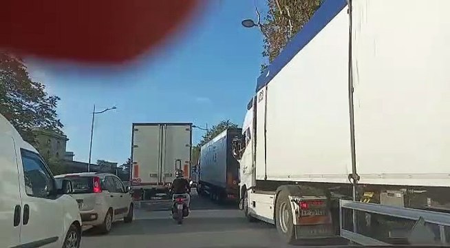 Traffico nel caos in via Crispi a Palermo, arrivano i vigili urbani