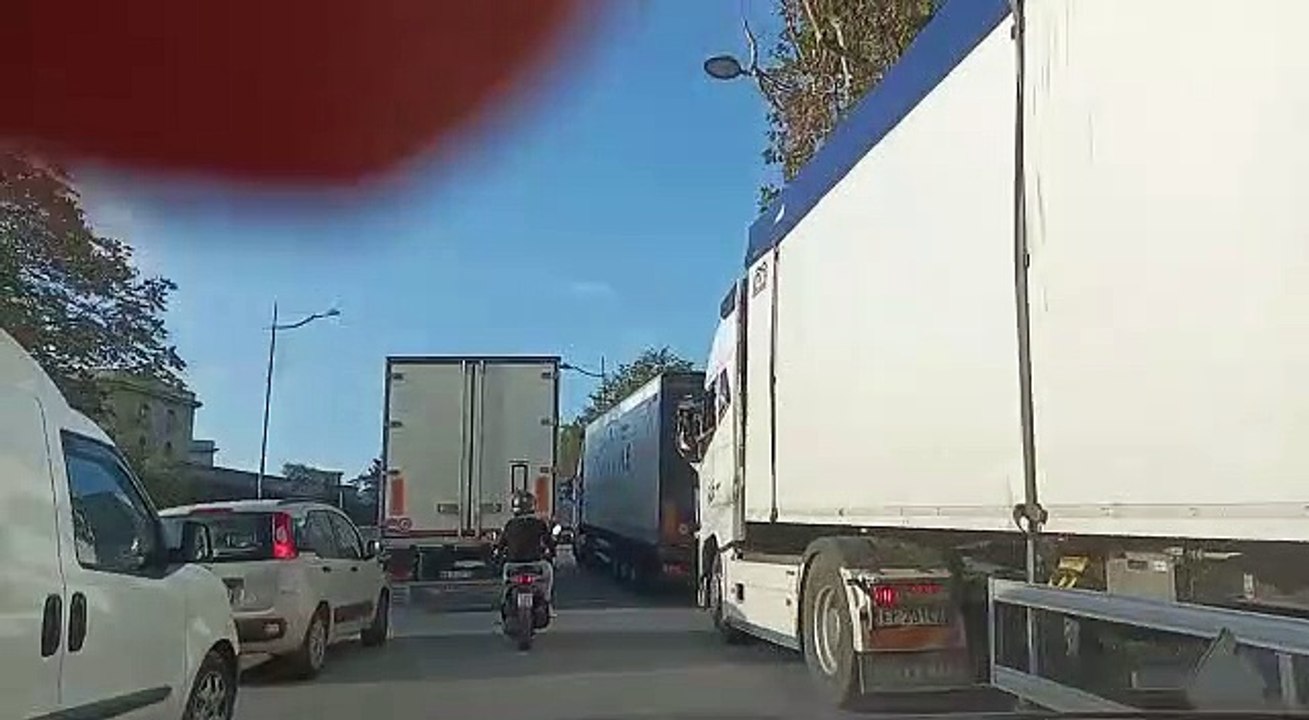 Traffico nel caos in via Crispi a Palermo, arri...