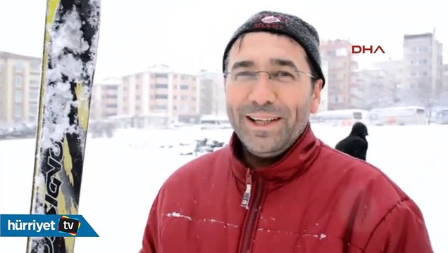 Tekirdağ'ın karla kaplı sokaklarında kayak yaptı