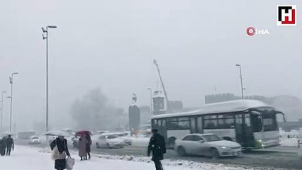 Vinç üzerinde şehir manzaralı kar selfiesi